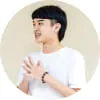 手を合わせて話す学生