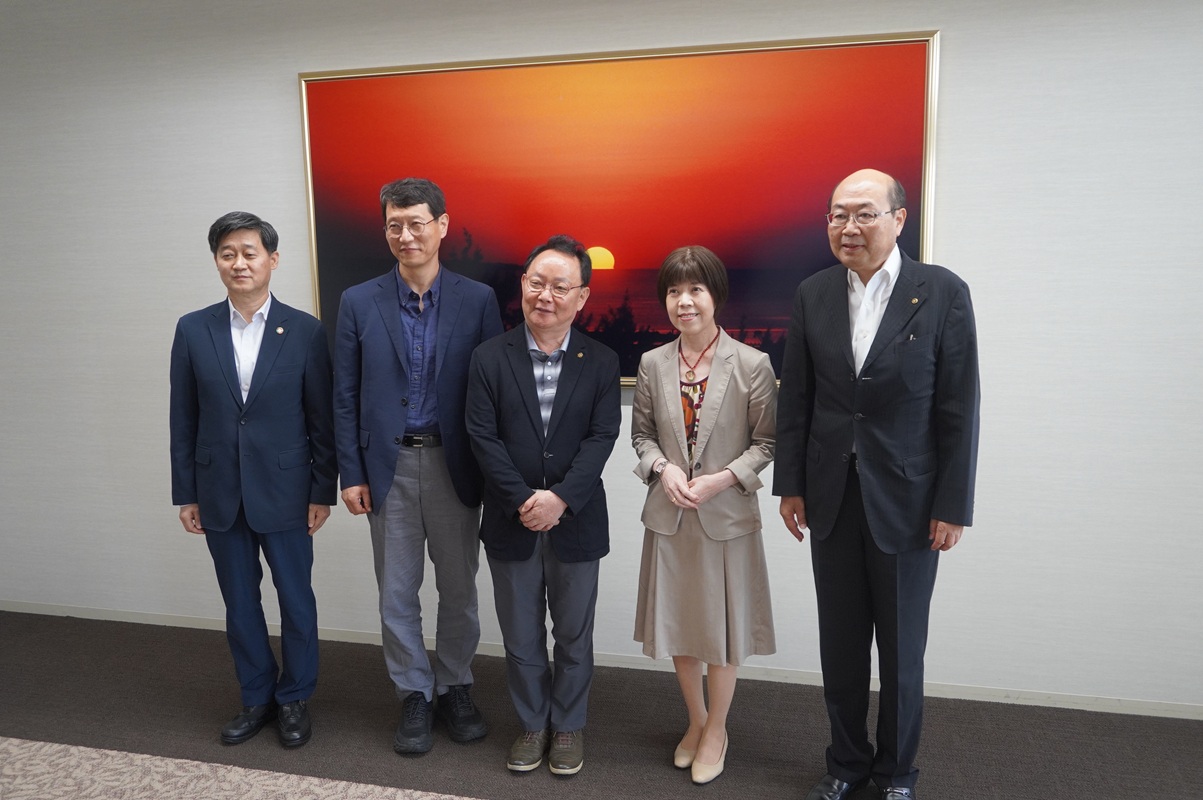 慶煕大学フマニタスカレッジの丁福喆学長、金鎭海副学長一行が来学しました