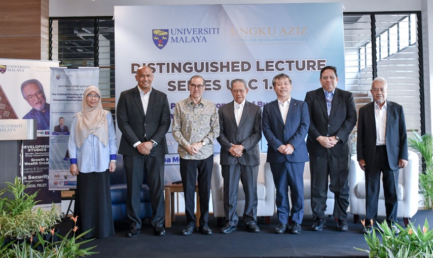 関係者による集合写真