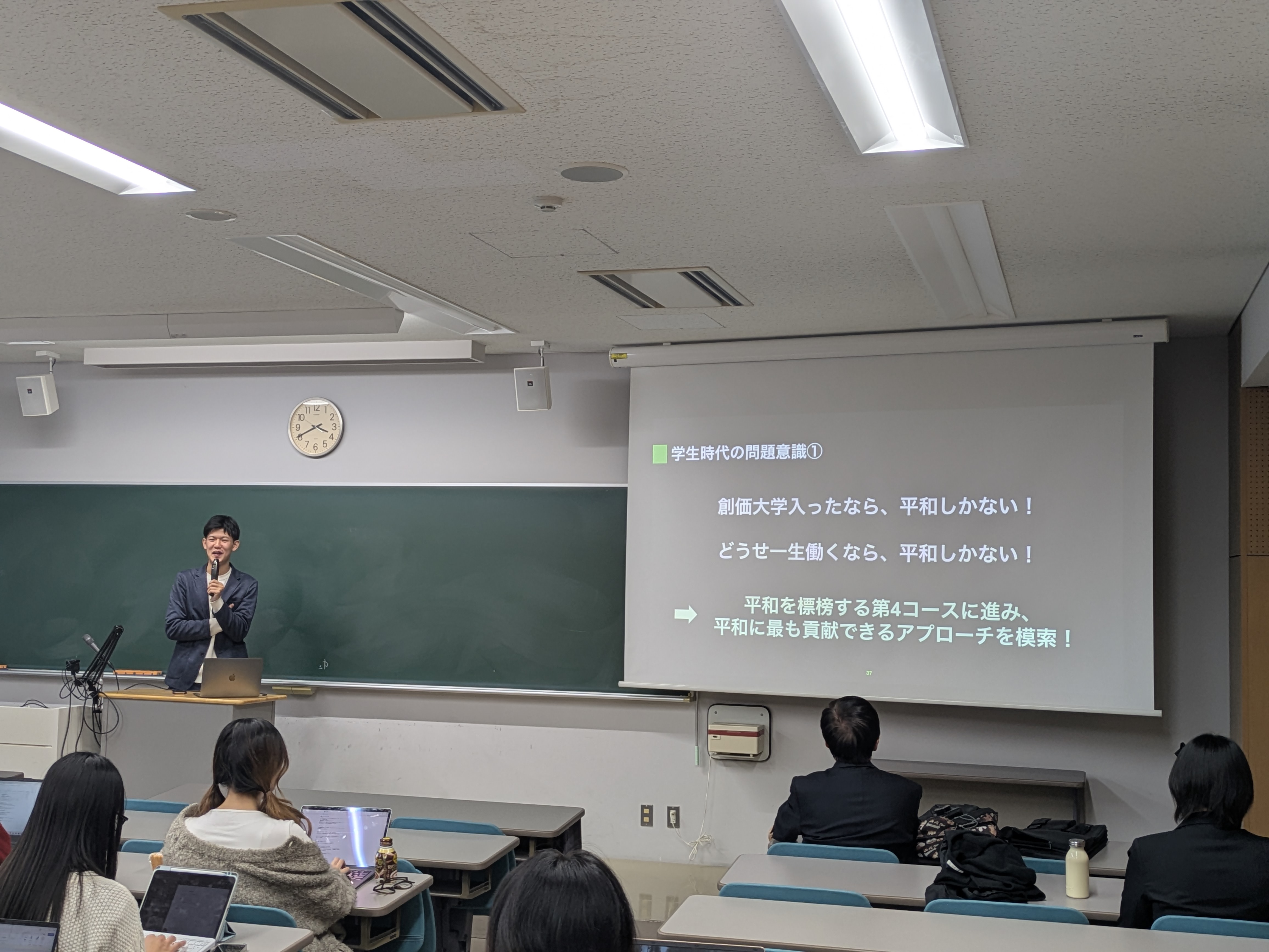 法学部「地球平和共生ワークショップ」の授業において国際環境NGOグリーンピース・ジャパンの事務局長サム・アネスリー氏と政策渉外担当の園田氏が講演！