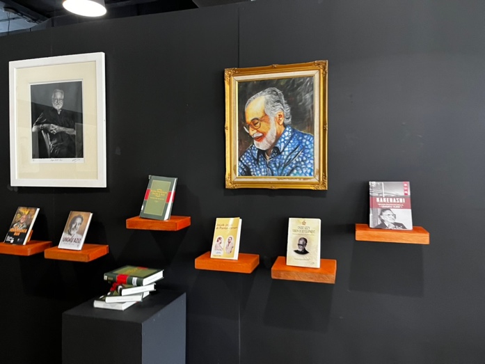 ウンクアジズ教授の功績を示した展示