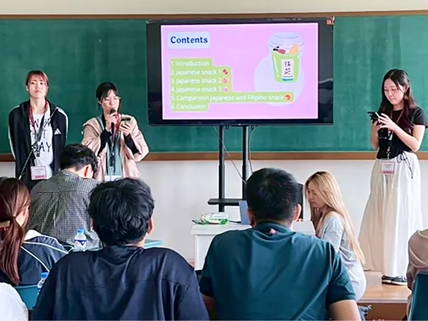 モニターを使って発表する学生たち
