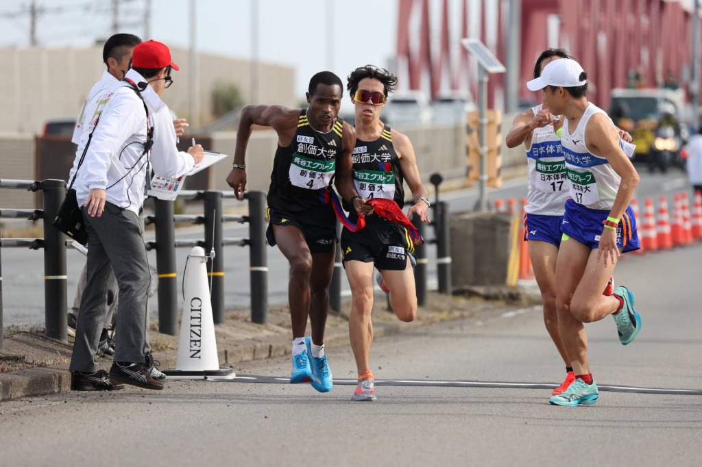 ２区の小池選手から３区のスティーブン選手へ