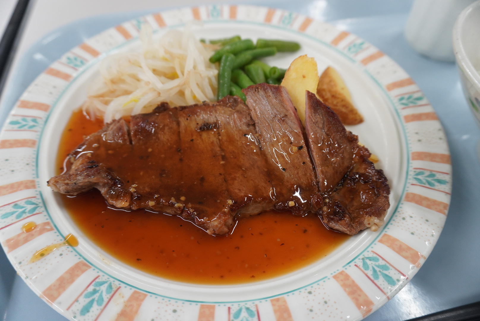 「食堂サービスデー」として学内の各食堂でステーキを提供しました