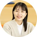 笑顔で前を見る女性