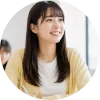 講義を聞きながらノートをとる若い笑顔の女性