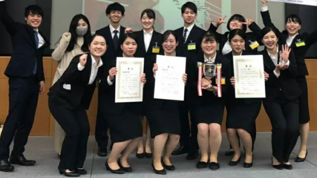 ビジネスコンテストの大会で、安田ゼミ2チームで優勝と準優勝を勝ち取った時の写真(1番左が松田さん)