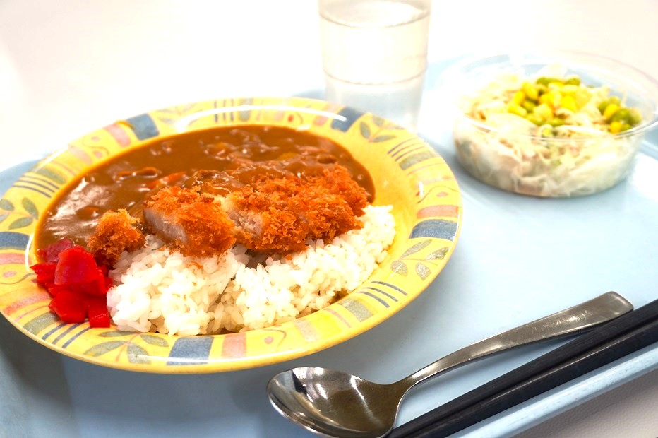「食堂サービスデー」として学内の各食堂でカツカレーを提供しました