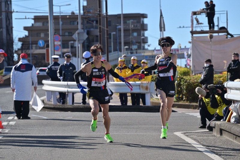 衣川選手から榎木選手へ　©Getsuriku