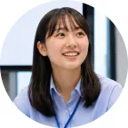 笑顔で話を聞く女子学生