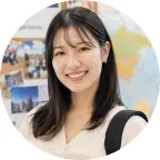 こちらを見て微笑む女子学生