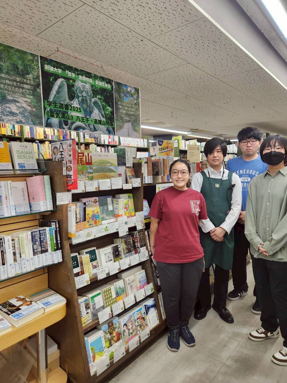 設置作業に当たった書店員と学生