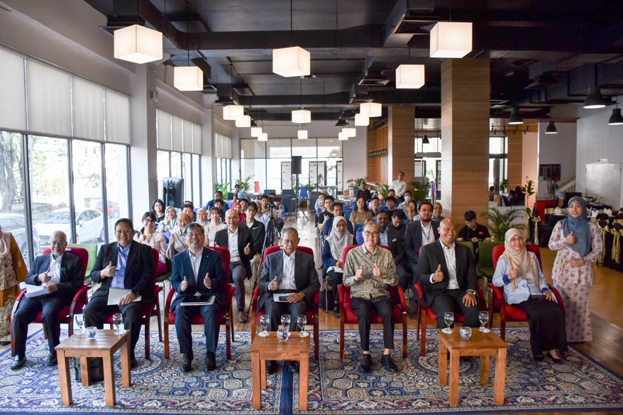 マラヤ大学Za'ba Memorial Library の会場での集合写真