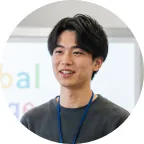 前を見て話す男子学生