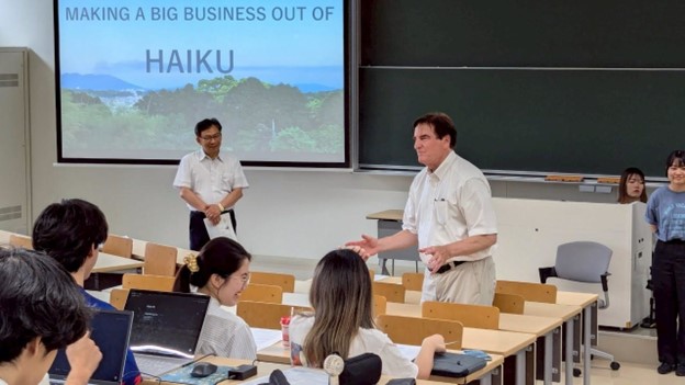 【国際教養学部】「マーケティング」に特別講師を招待！