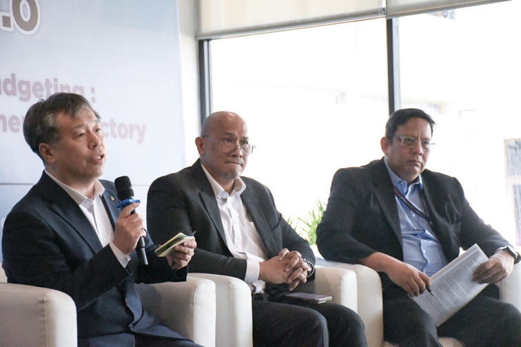 質疑応答中の一場面