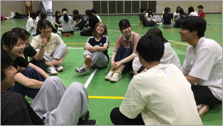 初年次セミナーにて、身体活動を通した協働的な学習を体験しました。